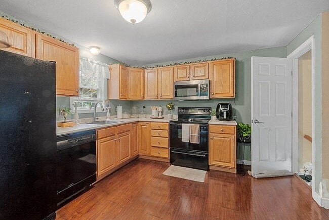 Building Photo - 55 Brier St