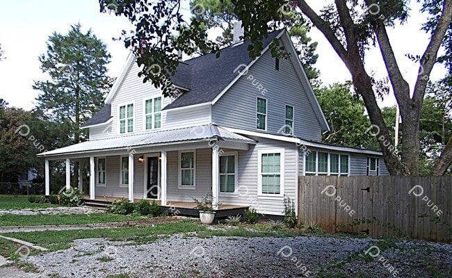 Building Photo - 3305 Bradley St SW