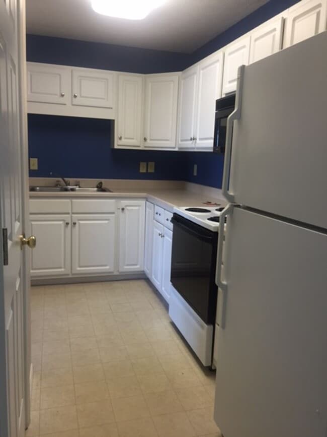 Foto del edificio - 3 bedroom, 2 1/2 bath townhome.