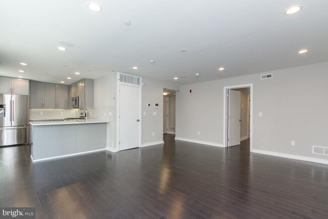 Building Photo - 716 S Sartain St