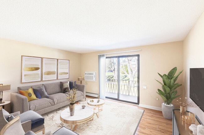 Interior Photo - Royal Crest Marlboro