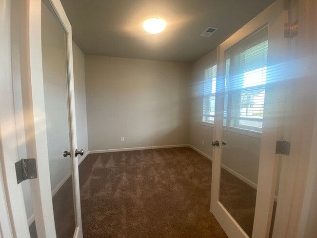 Building Photo - LONGVIEW AREA RANCH STYLE HOME ON LARGE CO...