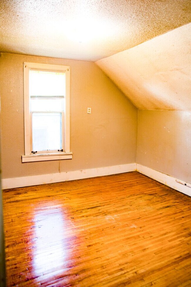 Building Photo - AMAZING LOCATION- 5 Bedroom 2 Bathroom Hou...