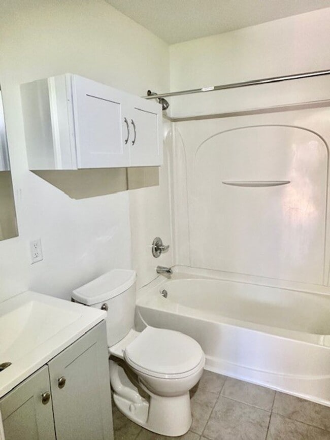 Building Photo - Recently Renovated 2 Bedroom 1 Bath Home A...