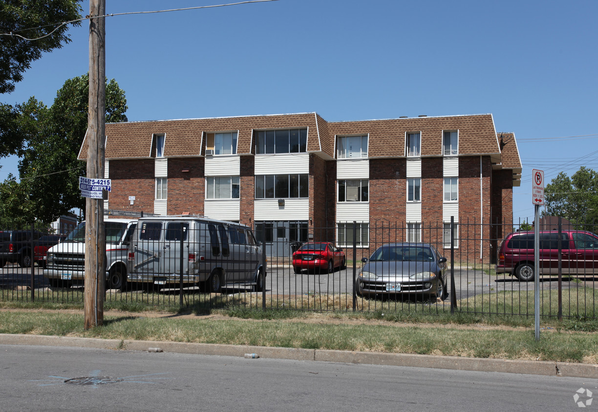 Building Photo - Four Seasons Apartments
