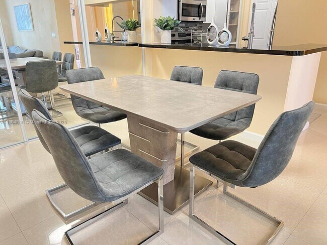 Foto del edificio - 17100 N Bay Rd