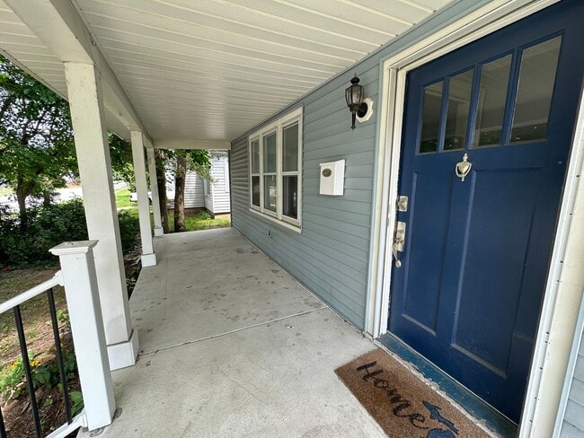 Building Photo - Adorable Three Bedroom Home with Central Air!