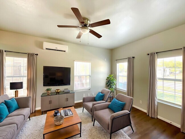 Foto del edificio - MUST SEE! Charming 2 Bedroom, 1 Bath Duple...