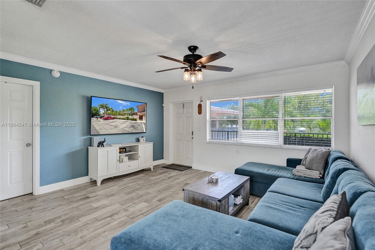 Foto principal - 2451 NE 49th St