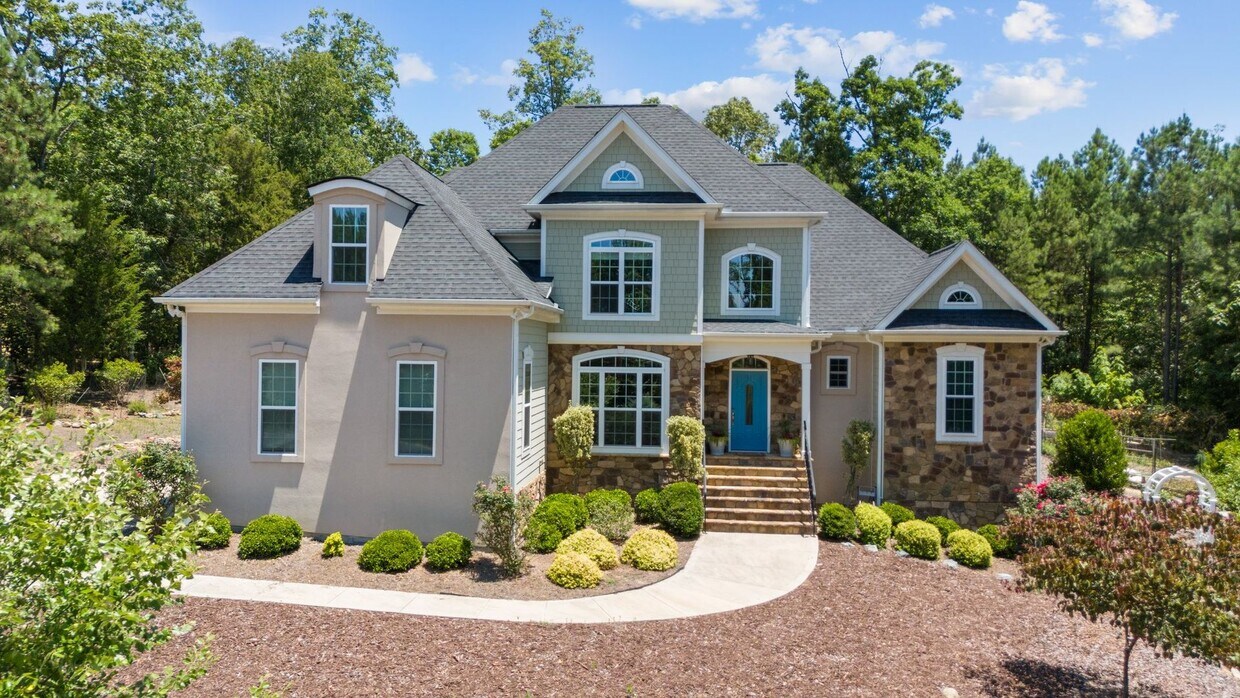Foto principal - MUST SEE! 4 Bedroom Home with Private Wood...