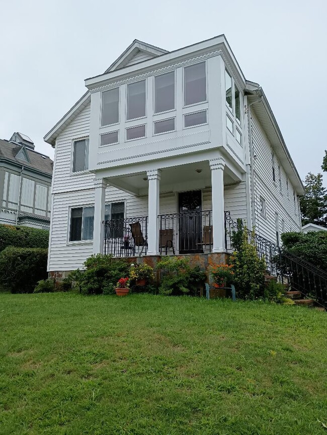 Building Photo - 836 Belmont St