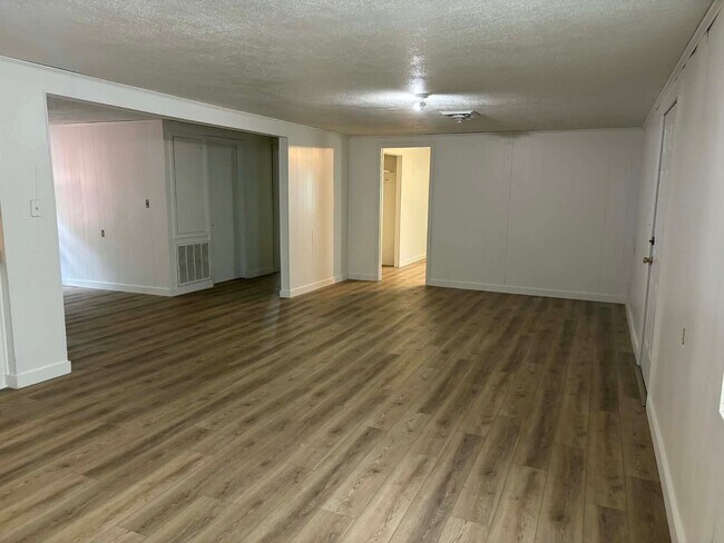 Building Photo - 401 E Boles St