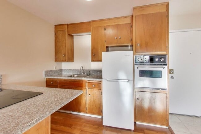 Building Photo - 22555 Linden St