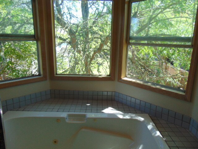 Foto del edificio - Stunning Home - Spacious Rooms !  Large yard