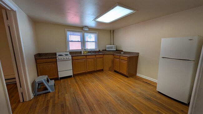 Spacious kitchen. - 20 W Main St