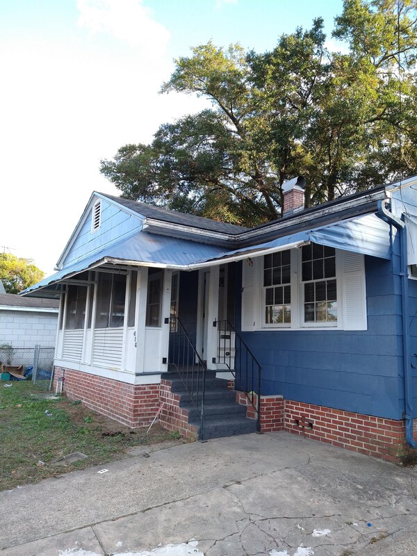 Building Photo - 416 W 49th St