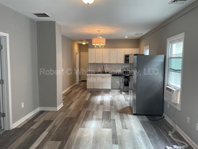 Foto del edificio - 689 Winchester Ave