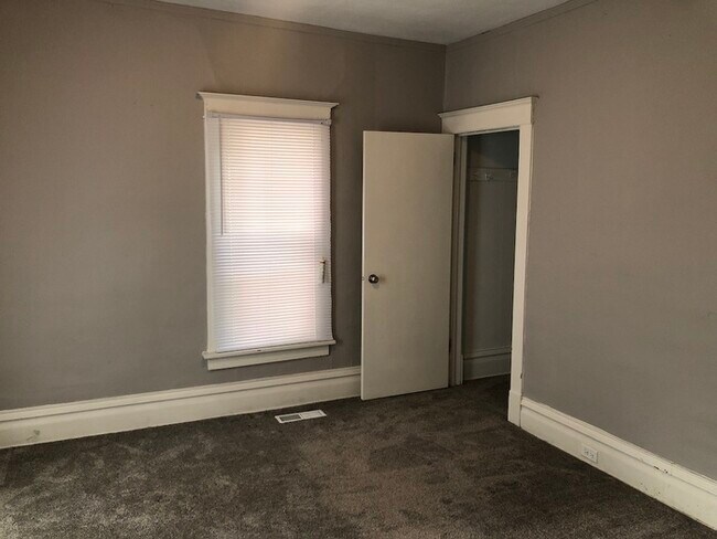 Building Photo - 2 bed/2 full bath apartment near downtown ...