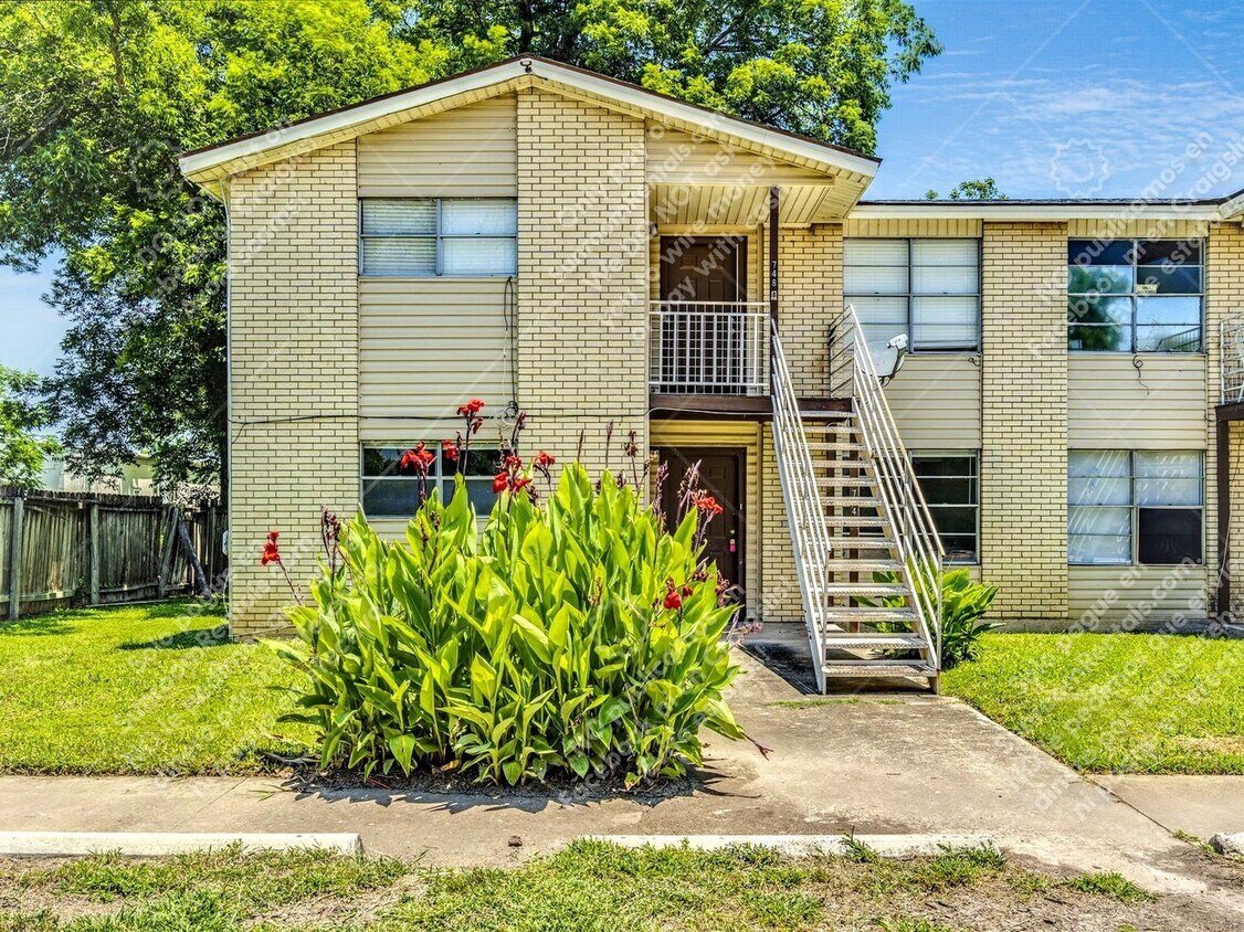 Foto principal - 744 Old Martindale Rd