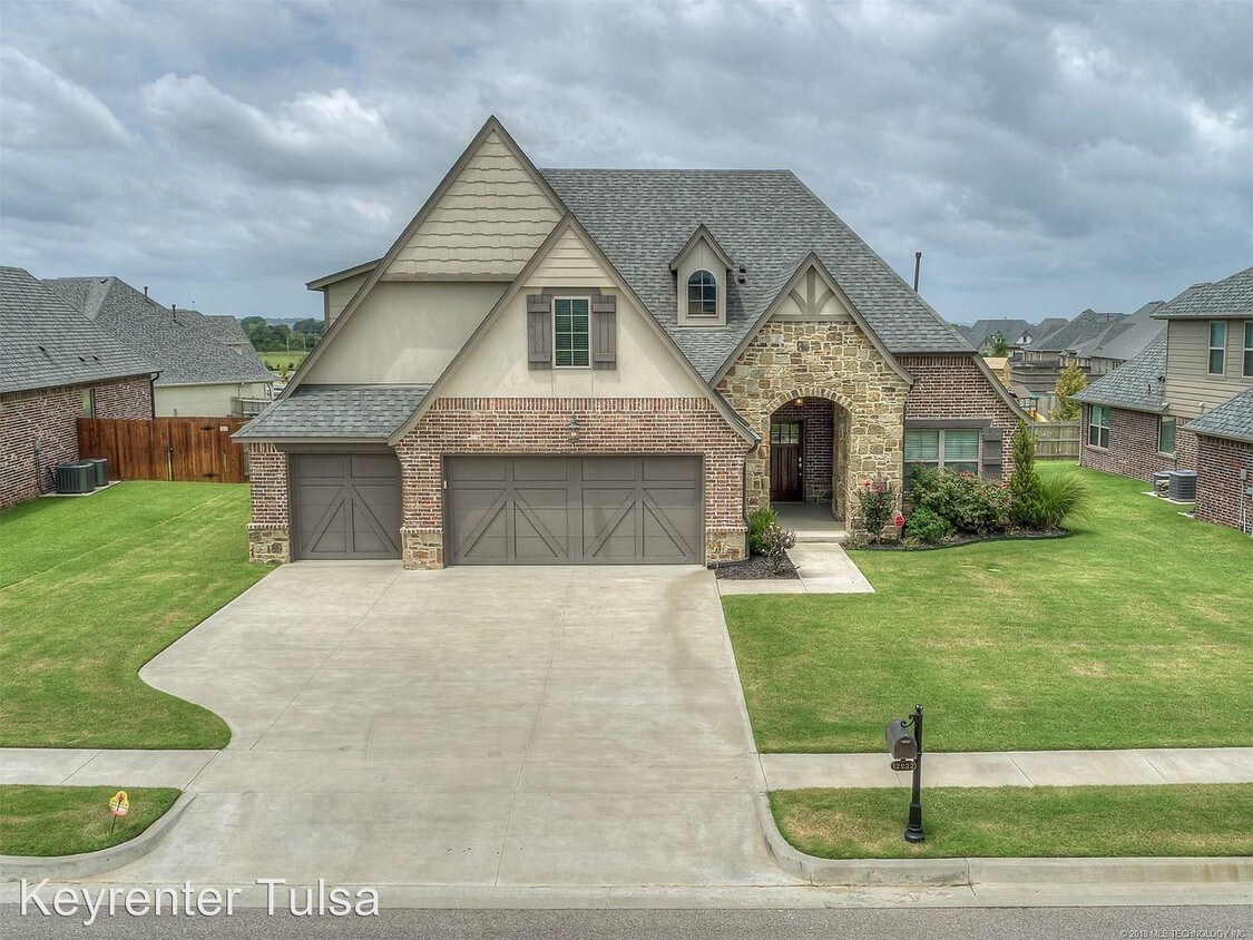 5 br, 4 bath House 12922 South 2nd Street House for Rent in Jenks