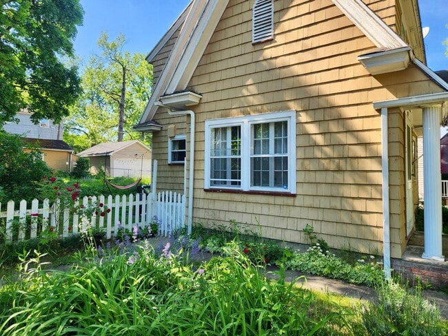 Building Photo - 3 bd 1 ba House | Charlotte | Off street P...