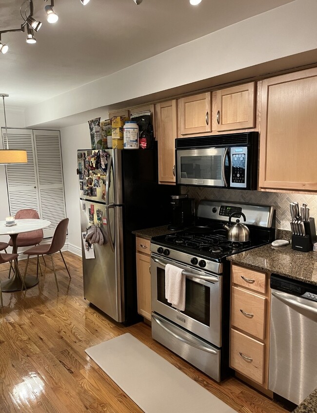 Building Photo - 643 W Barry Ave