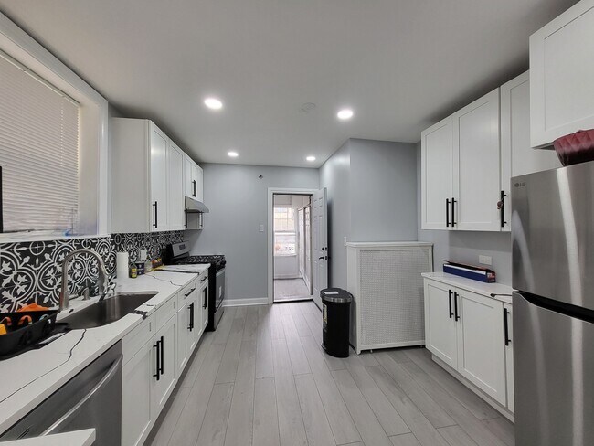 Building Photo - 5527 N Christiana Ave