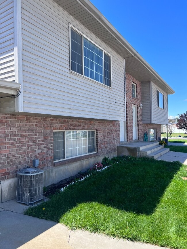 Building Photo - 570 W 350 N