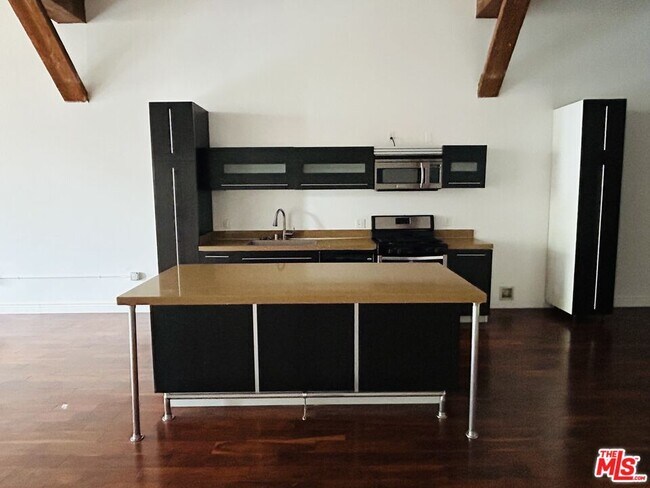 Foto del edificio - 652 Mateo St