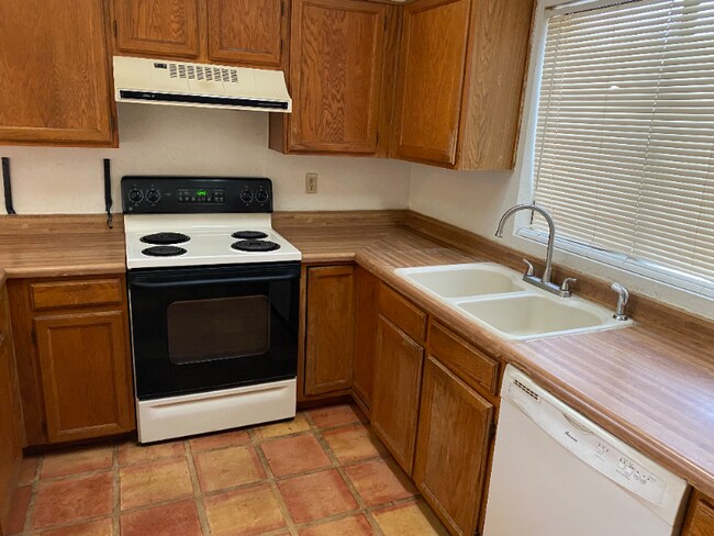 Building Photo - 7840 N Viewpointe Cir
