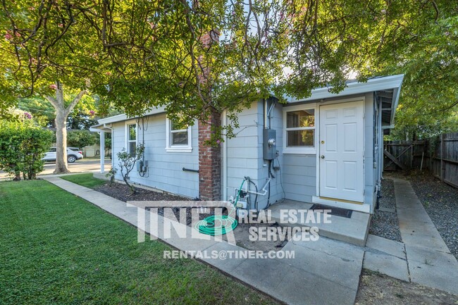 Foto del edificio - Charming Roseville Cottage - Gorgeous Down...