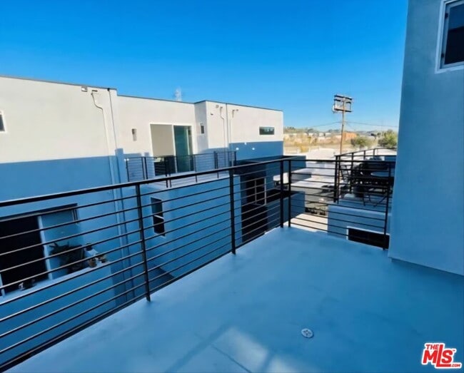 Foto del edificio - 2931 1/2 Denby Ave