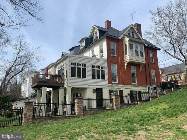 Building Photo - 256 Radcliffe St