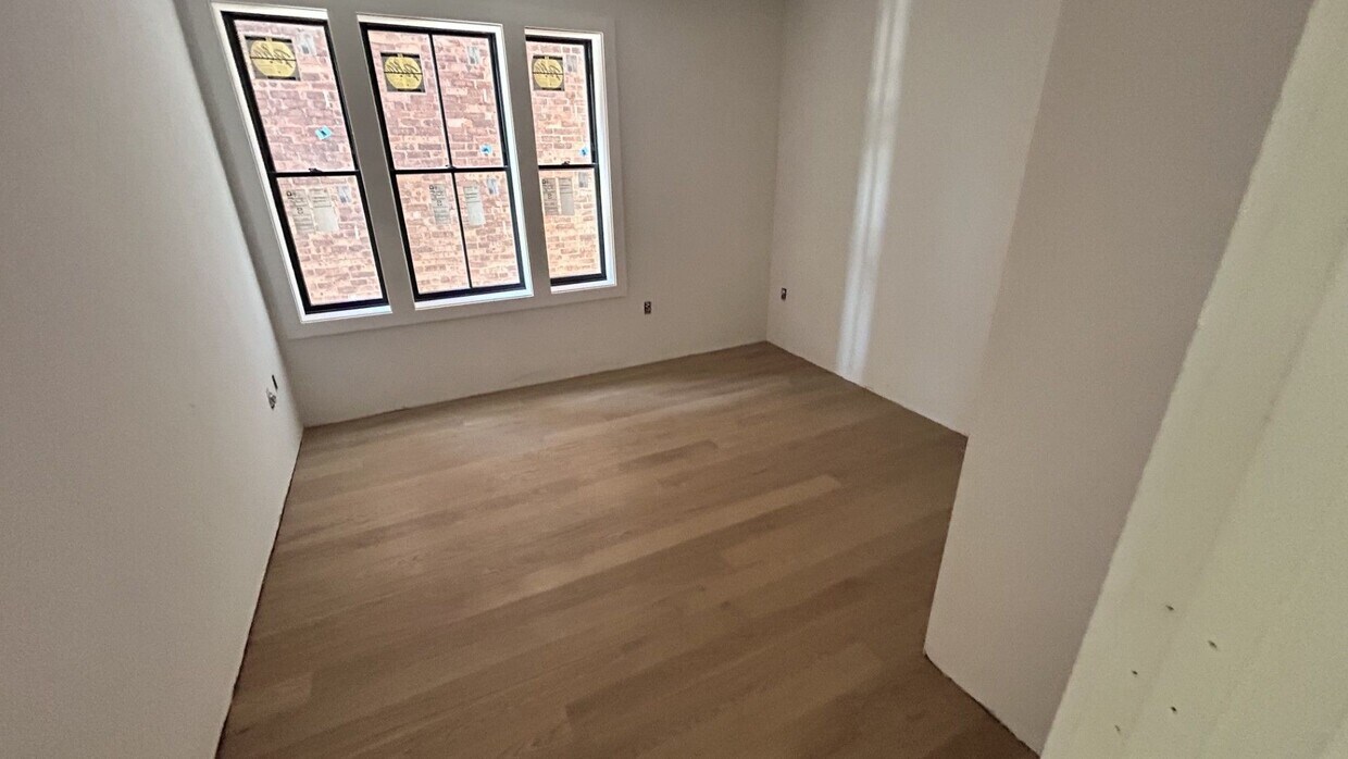 Building Photo - Charming 5 Bedroom -No Broker Fee