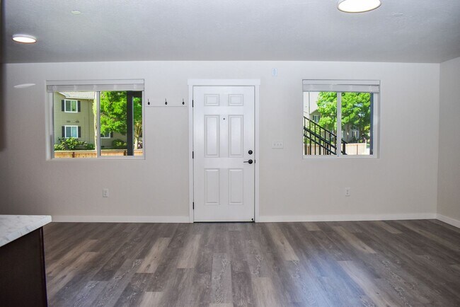 Foto del edificio - 1973 Sky Park Dr