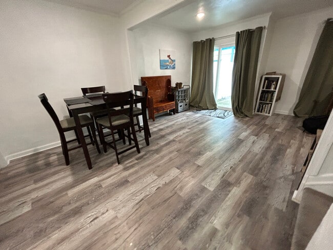 Building Photo - 911 Sherman Ln