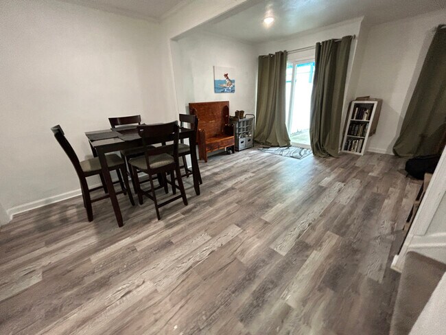 Foto del edificio - 911 Sherman Ln