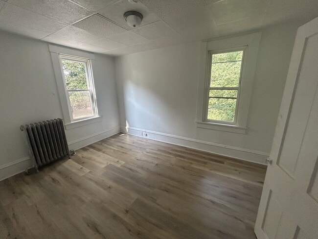 Building Photo - "Spacious 5-Bedroom Family Retreat with 2 ...