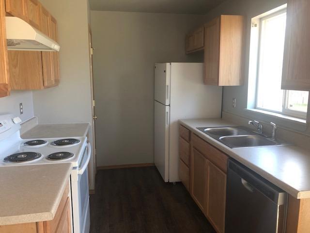 BRAND NEW! - REDONE KITCHEN -- CABINETS, COUNTERS, FLOOR, APPLIANCES, SINK - VIEW TO BACKYARD - DOOR TO PATIO - 469 W Shore Dr
