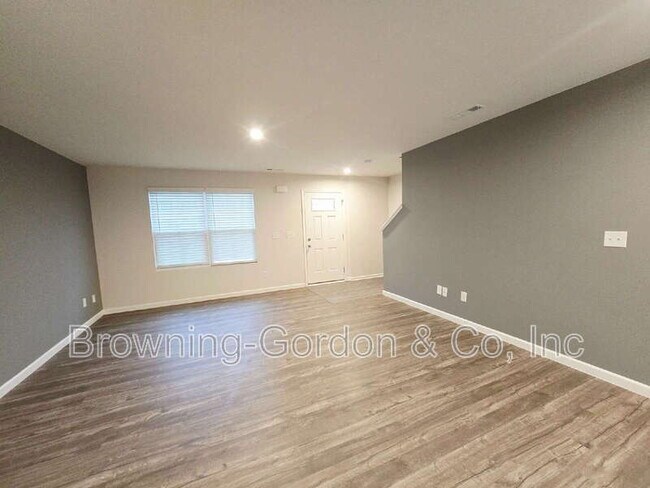 Foto del edificio - 1026 Cone Blvd