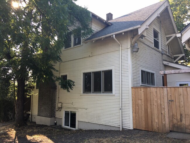 Building Photo - 6 Bedroom House near Downtown and Universi...