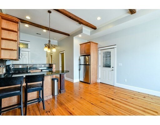 Foto del edificio - 412 E 3rd St