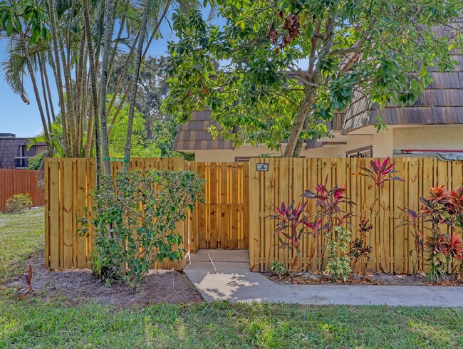 Foto del edificio - 4095 Palm Bay Cir