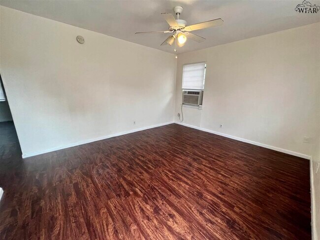 Foto del edificio - 1421 Harris Ln