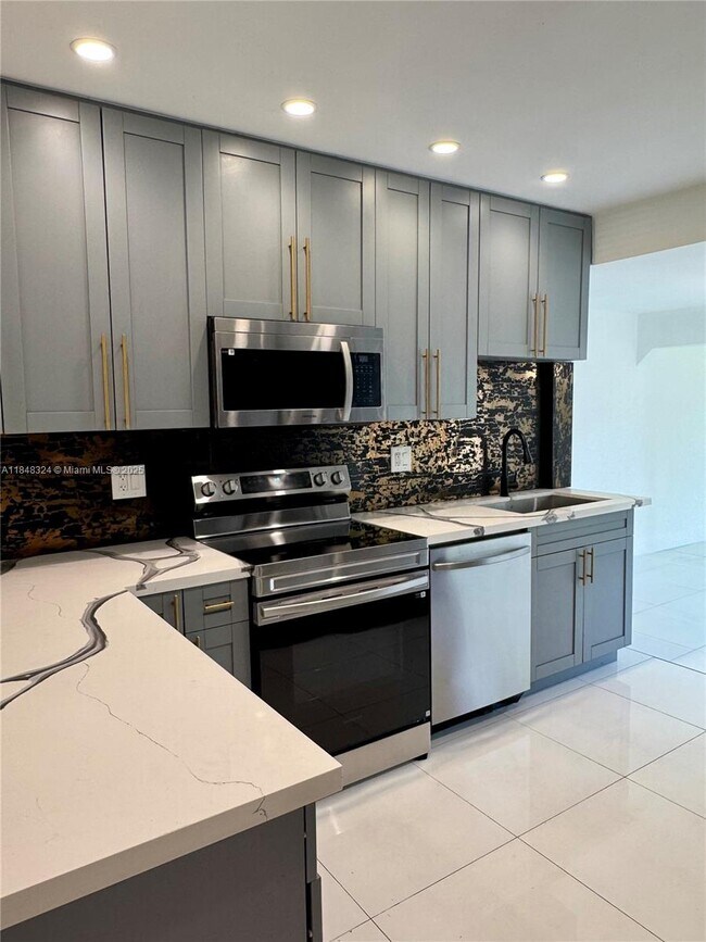Foto del edificio - 766 NW 45th St