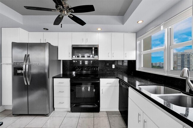 Building Photo - 1817 S Ocean Dr