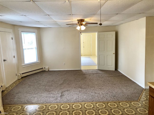 Building Photo - 1 br, 1 bath 4plex - 5 Oak St Apt 1