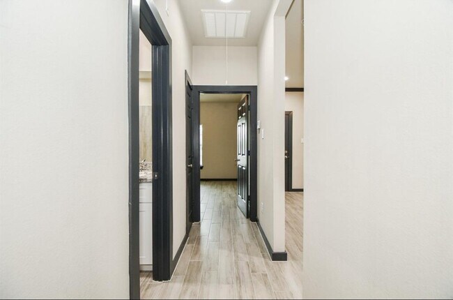 Foto del edificio - 7802 Dandy St
