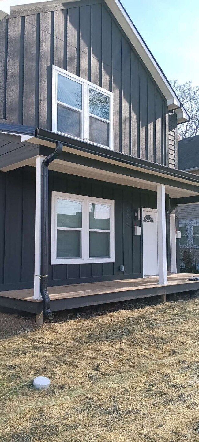 Foto del edificio - "Spacious 3-Bedroom Duplex with Granite Charm in Indianapolis – 1250 Sq Ft of Modern Living!"