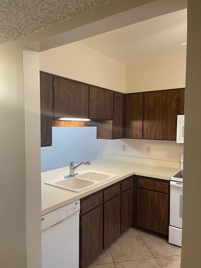 Building Photo - 897 S Pantano Pkwy